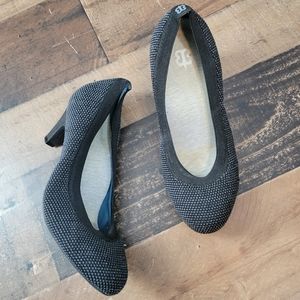 7.5 Betabrand Gray Black Static Textured Heels